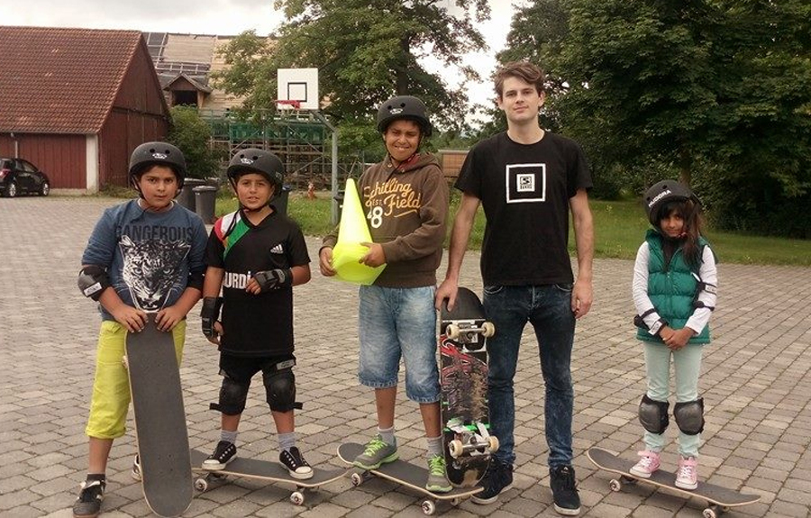 Nikita hat einer Gruppe junger Geflüchteter das Fahren mit dem Skateboard beigebracht.